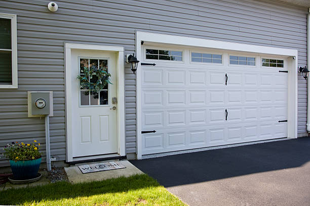 24/7 Emergency Garage Door Panel Replacement experts in Hamshire, TX
